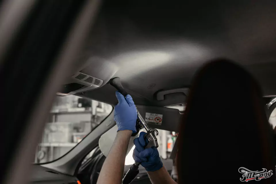 Химчистка салона BMW X1, мойка и консервация подкапотного пространства, полировка и защита фар